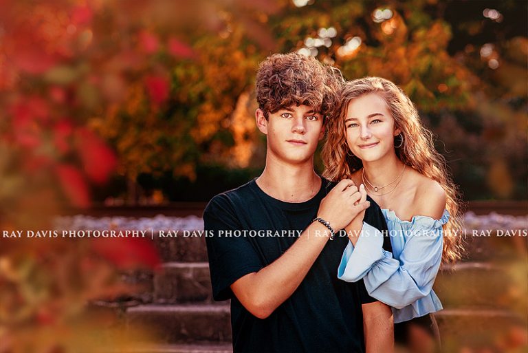 Senior pictures with a boyfriend and girlfriend couple by Louisville Photographers